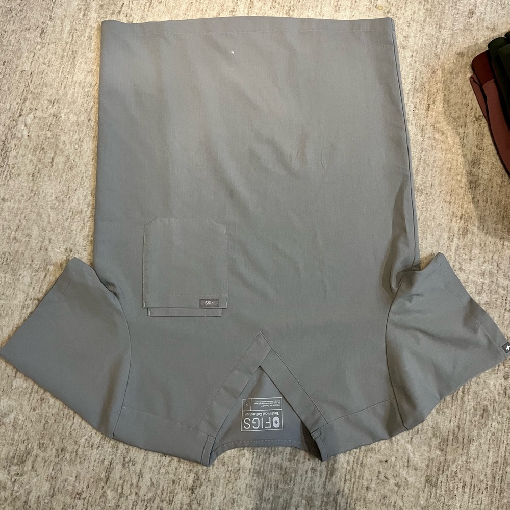 Gray figs scrub top size S